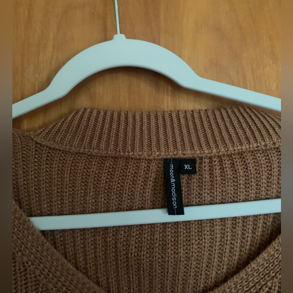 Moon&Madison Sweater - Picture 2 of 4